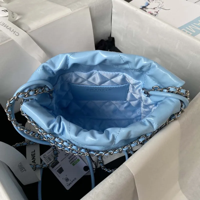 Chanel 22 AS3980 Mini kabelka z lesklé telecí kůže a stříbrného kovu, nebesky modrá
