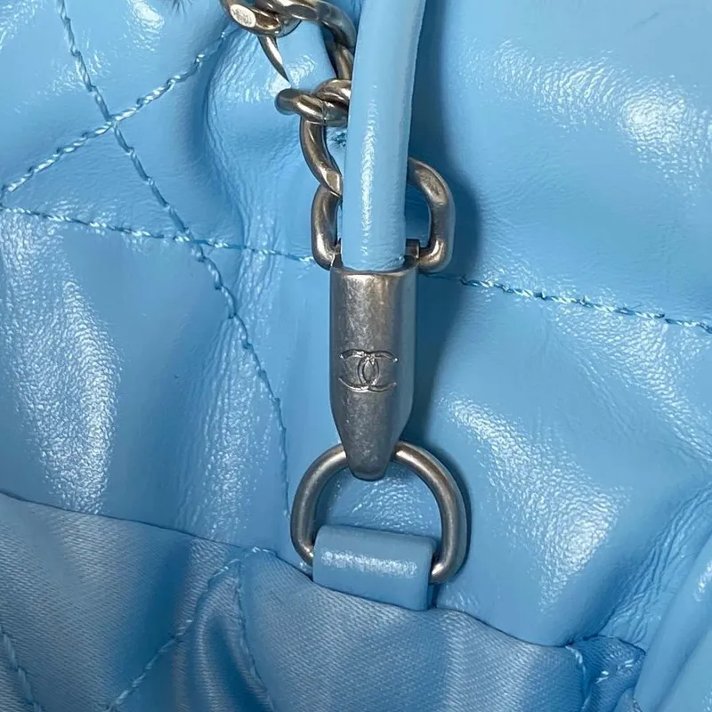Chanel 22 AS3980 Mini kabelka z lesklé telecí kůže a stříbrného kovu, nebesky modrá