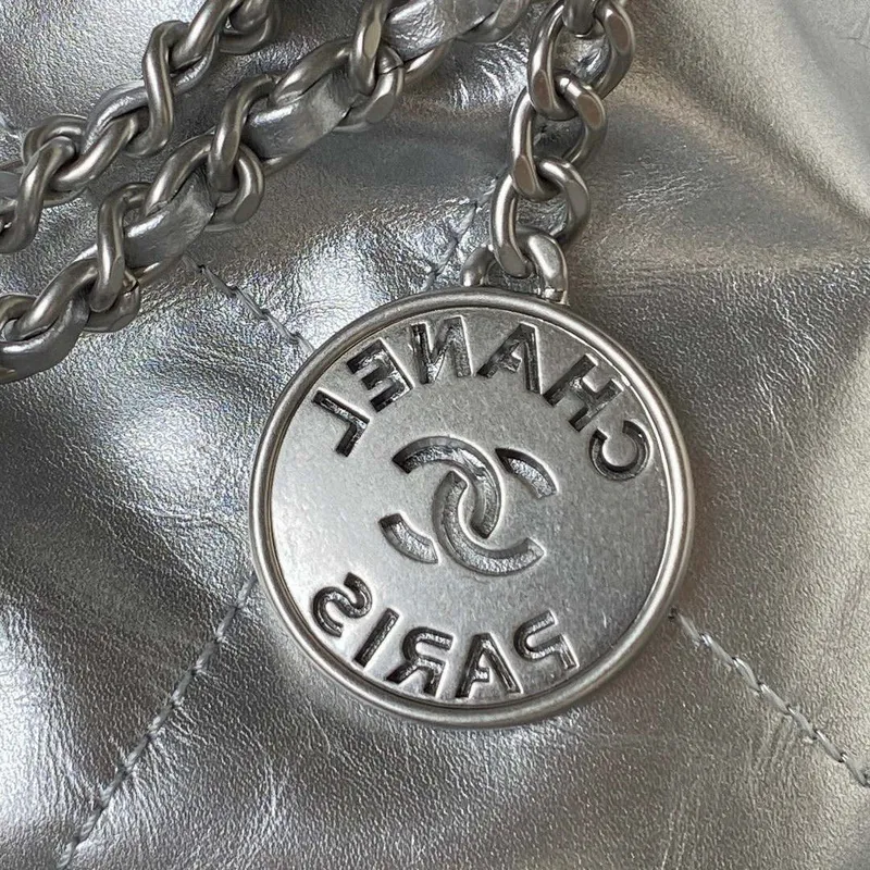 Chanel 22 AS3980 Mini kabelka z lesklé telecí kůže a stříbrného kovu Stříbrná