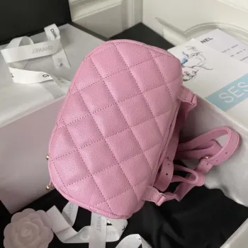 Batoh Chanel AS4058 z lesklé telecí kůže s povrchovou úpravou a zlatými kovovými detaily v růžové barvě