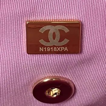 Batoh Chanel AS4058 z lesklé telecí kůže s povrchovou úpravou a zlatými kovovými detaily v růžové barvě