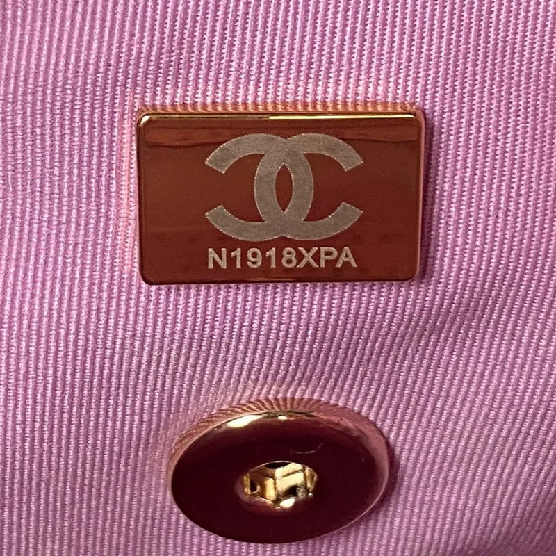 Batoh Chanel AS4058 z lesklé telecí kůže s povrchovou úpravou a zlatými kovovými detaily v růžové barvě