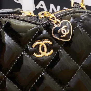 Chanel AS3295 Srdcová kabelka s řetízkem z jehněčí kůže, zlatý kov, černá a bílá