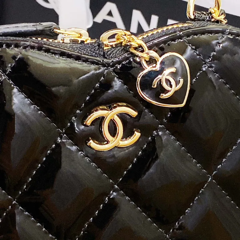 Chanel AS3295 Srdcová kabelka s řetízkem z jehněčí kůže, zlatý kov, černá a bílá
