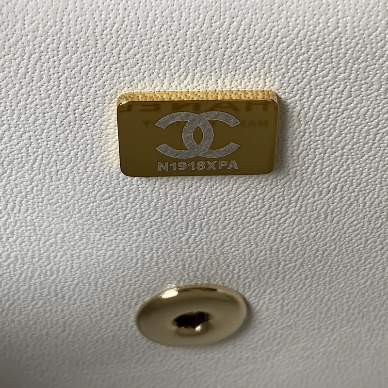 Chanel AS4140 Camellia s reliéfním vzorem a horním uchem, bílá