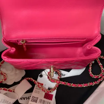 Chanel AS4140 Camellia s reliéfním vzorem a horním uchem, růžově červená