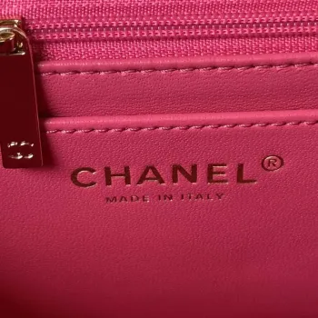 Chanel AS4140 Camellia s reliéfním vzorem a horním uchem, růžově červená