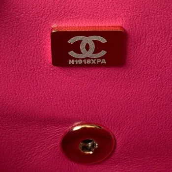 Chanel AS4140 Camellia s reliéfním vzorem a horním uchem, růžově červená