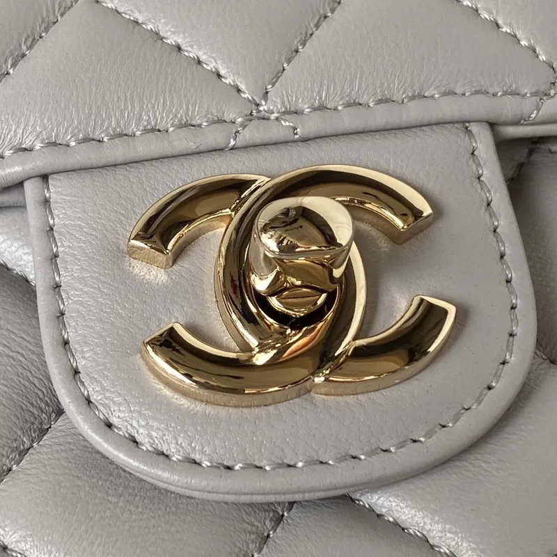 Chanel AS4140 Camellia s reliéfním vzorem a horním uchem, šedá