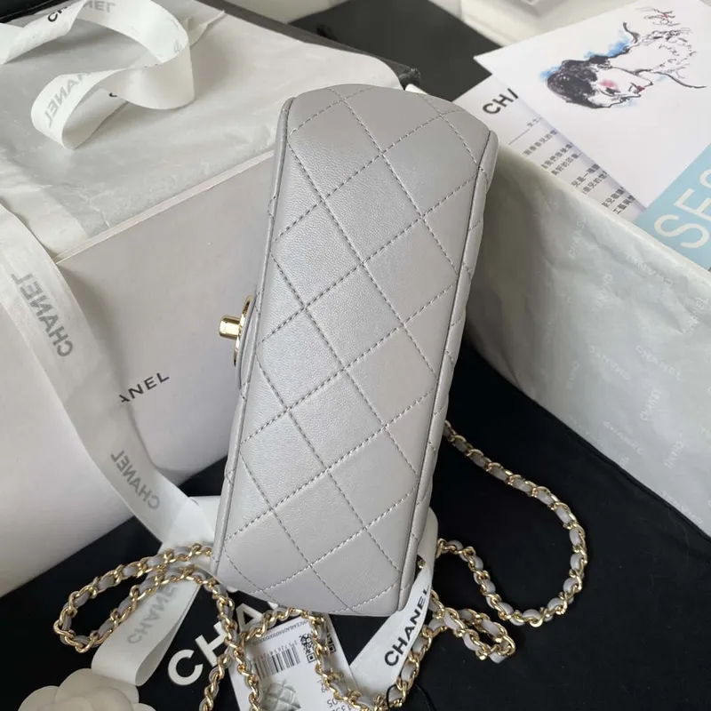 Chanel AS4140 Camellia s reliéfním vzorem a horním uchem, šedá