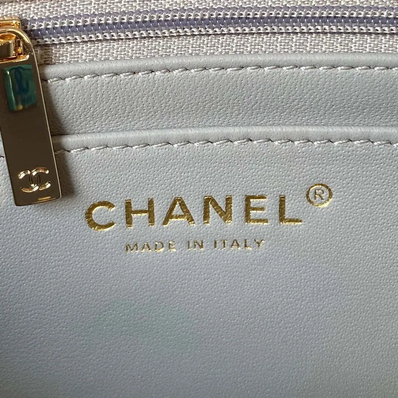 Chanel AS4140 Camellia s reliéfním vzorem a horním uchem, šedá