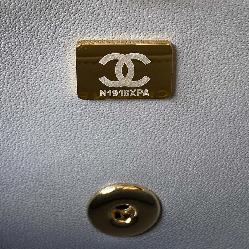 Chanel AS4140 Camellia s reliéfním vzorem a horním uchem, šedá