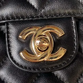 Chanel AS4140 Camellia s reliéfním vzorem a horním uchem, černá