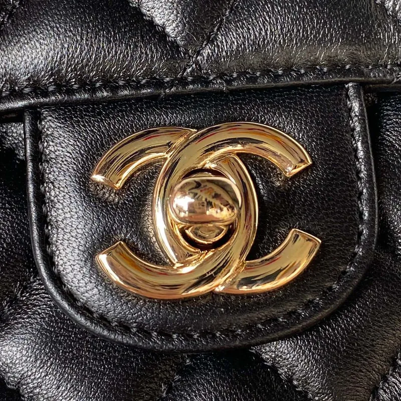 Chanel AS4140 Camellia s reliéfním vzorem a horním uchem, černá