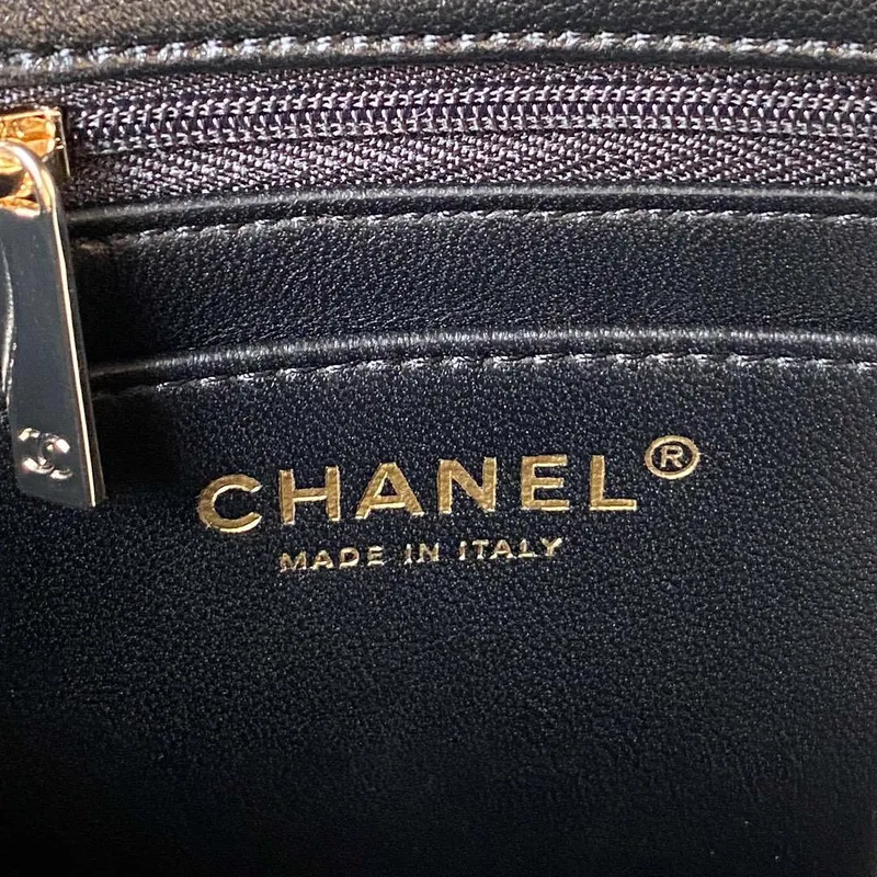 Chanel AS4140 Camellia s reliéfním vzorem a horním uchem, černá