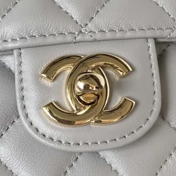 Chanel AS4141 Camellia s reliéfním vzorem a horním uchem, šedá