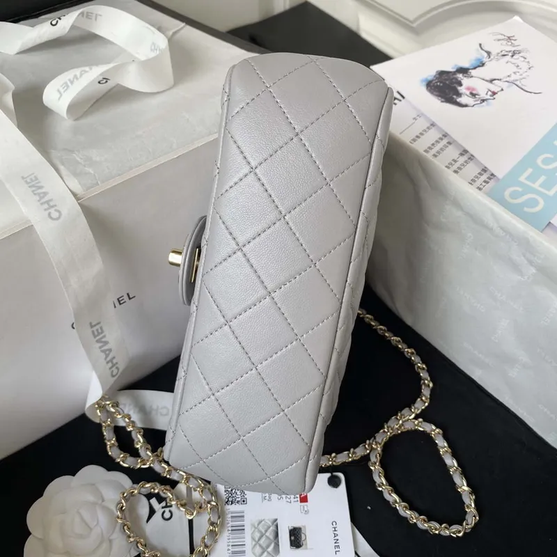 Chanel AS4141 Camellia s reliéfním vzorem a horním uchem, šedá