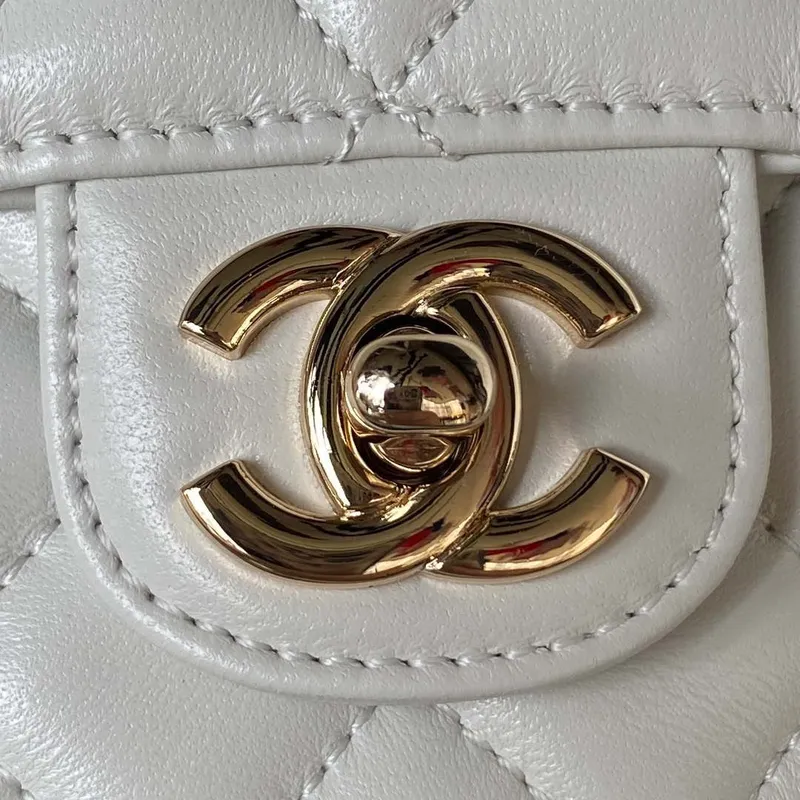 Chanel AS4141 Camellia s reliéfním vzorem a horním uchem, bílá