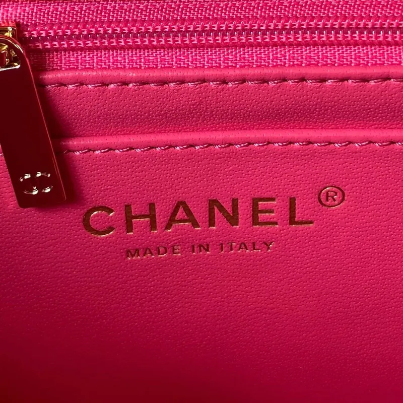 Chanel AS4141 Camellia s reliéfním vzorem a horním uchem, růžově červená