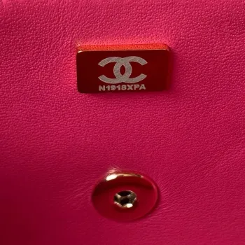 Chanel AS4141 Camellia s reliéfním vzorem a horním uchem, růžově červená