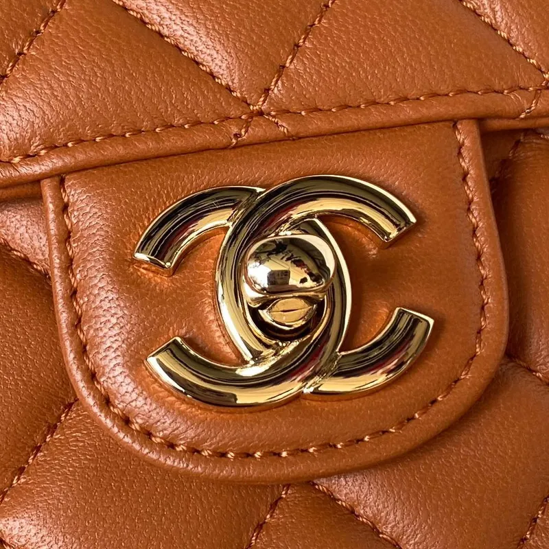 Chanel AS4141 Camellia s reliéfním vzorem a horním uchem, barva karamelová