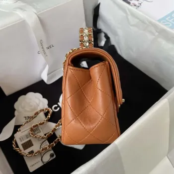 Chanel AS4141 Camellia s reliéfním vzorem a horním uchem, barva karamelová