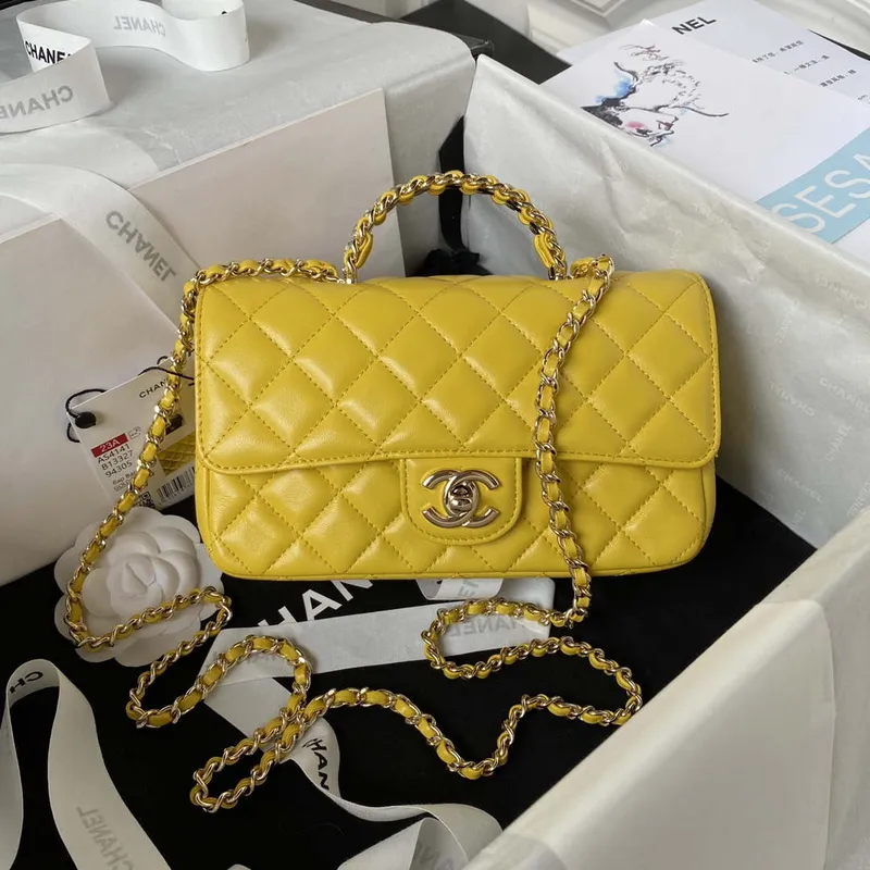 Chanel AS4141 Camellia s reliéfním vzorem a horním uchem, žlutá
