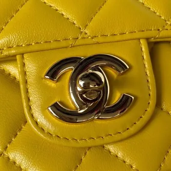 Chanel AS4141 Camellia s reliéfním vzorem a horním uchem, žlutá