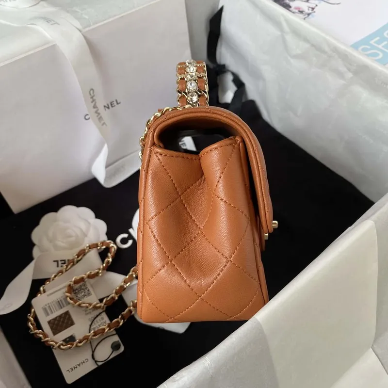 Chanel AS4140 Camellia s reliéfním vzorem a horním uchem, barva karamelová