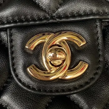 Chanel AS4141 Camellia s reliéfním vzorem a horním uchem, černá