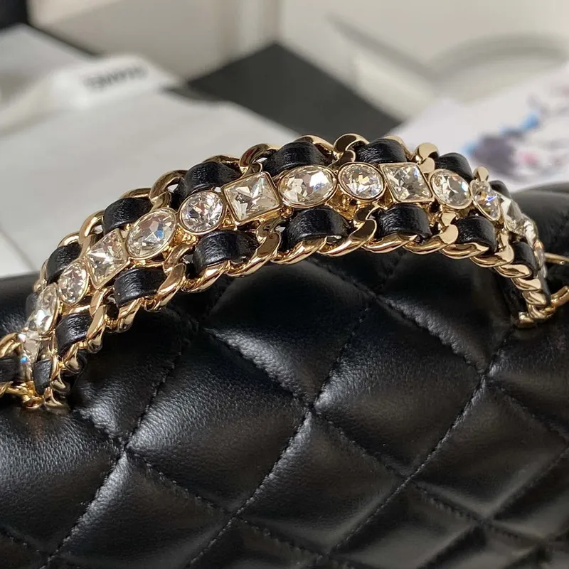 Chanel AS4141 Camellia s reliéfním vzorem a horním uchem, černá