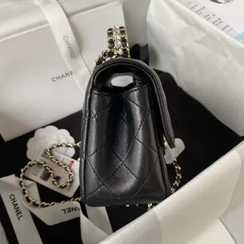 Chanel AS4141 Camellia s reliéfním vzorem a horním uchem, černá