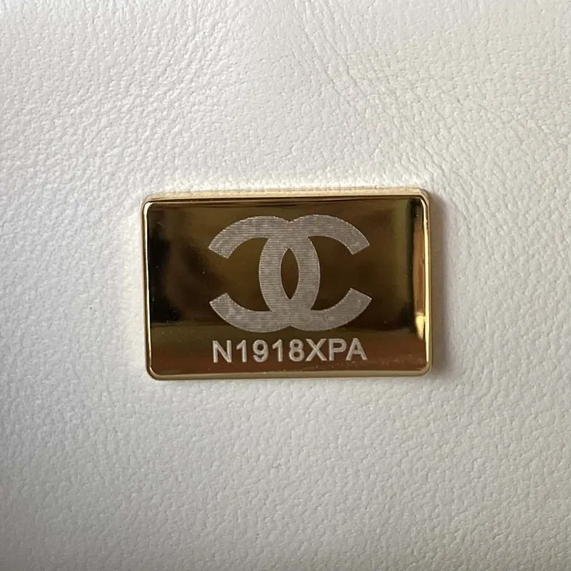 Chanel AS3970 Kabelka s klopou a horním uchem Jehněčí kůže Zlatý kov Bílá