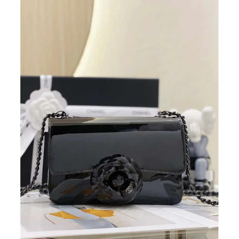 Chanel AS3356 Mini Flap 18 cm Lakovaná kůže Camellia Černá