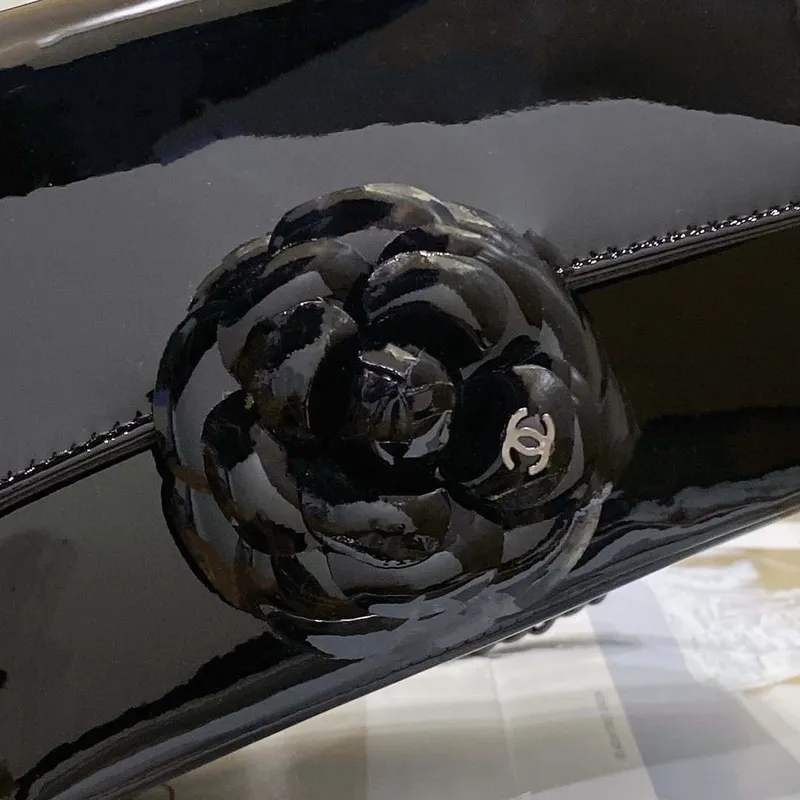 Chanel AS3356 Mini Flap 18 cm Lakovaná kůže Camellia Černá