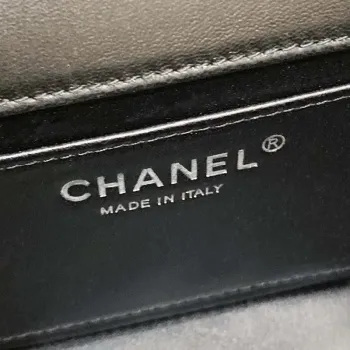 Chanel AS3356 Mini Flap 18 cm Lakovaná kůže Camellia Černá