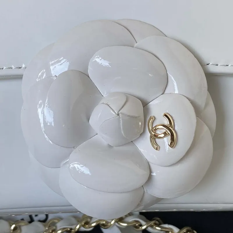 Chanel AS3356 Flap 23FW Lakovaná kůže Camellia White