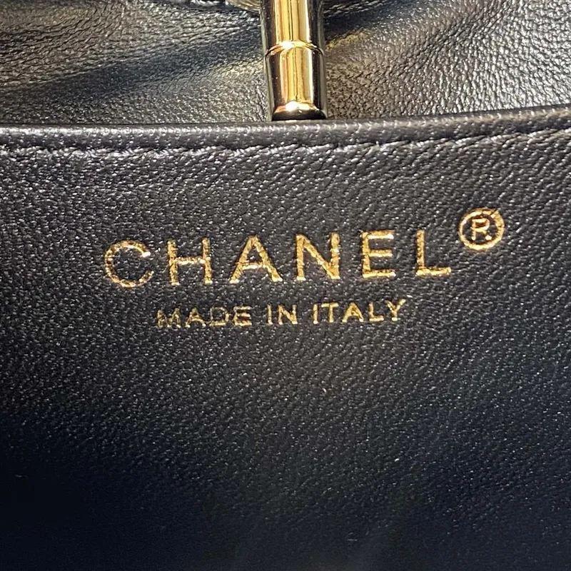 Chanel AS4133 mini dvoubarevná kabelka z lakované kůže s řetízkem, bílá