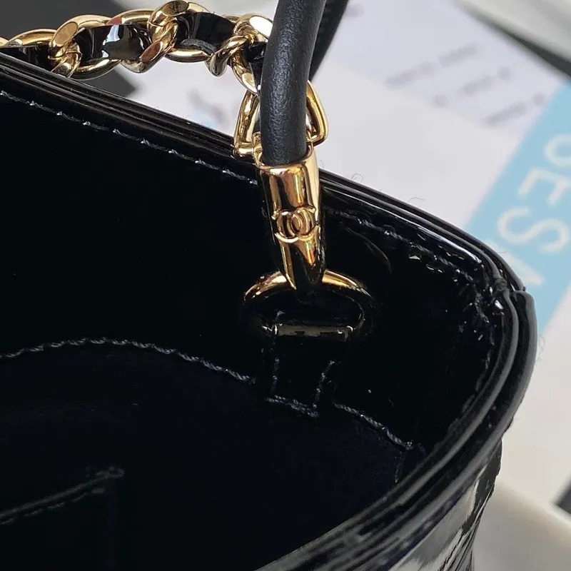 Chanel AS4133 mini dvoubarevná kabelka z lakované kůže s řetízkem, černá