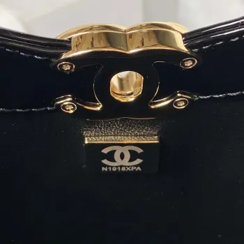 Chanel AS4133 mini dvoubarevná kabelka z lakované kůže s řetízkem, černá