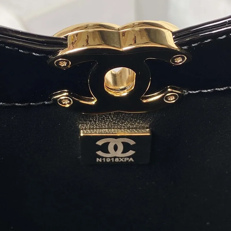 Chanel AS4133 mini dvoubarevná kabelka z lakované kůže s řetízkem, černá