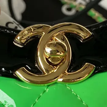 Chanel AS4133 mini dvoubarevná kabelka z lakované kůže se řetízkem, zelená