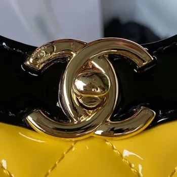 Chanel AS4133 mini dvoubarevná kabelka z lakované kůže se řetízkem, žlutá