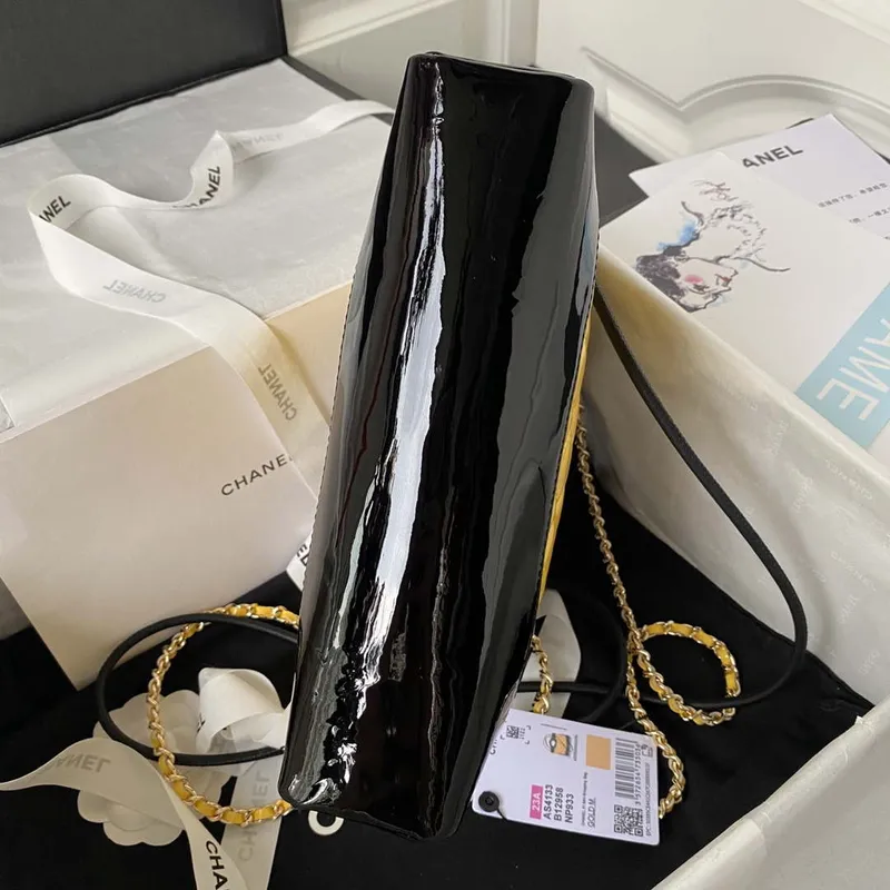 Chanel AS4133 mini dvoubarevná kabelka z lakované kůže se řetízkem, žlutá
