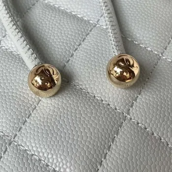 Chanel AS4059 Velký batoh z lesklé telecí kůže s povrchovou úpravou a zlatými kovovými detaily, světle modrý