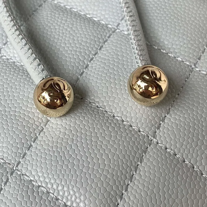 Chanel AS4059 Velký batoh z lesklé telecí kůže s povrchovou úpravou a zlatými kovovými detaily, světle modrý