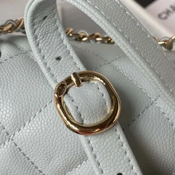 Chanel AS4059 Velký batoh z lesklé telecí kůže s povrchovou úpravou a zlatými kovovými detaily, světle modrý