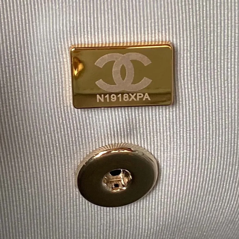 Chanel AS4059 Velký batoh z lesklé telecí kůže s povrchovou úpravou a zlatými kovovými detaily, světle modrý