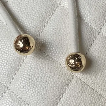 Batoh Chanel AS4058 z lesklé telecí kůže s zrnitým povrchem a zlatými kovovými detaily, bílá barva