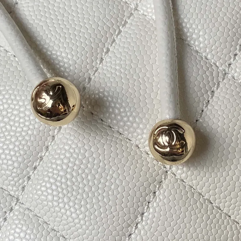 Batoh Chanel AS4058 z lesklé telecí kůže s zrnitým povrchem a zlatými kovovými detaily, bílá barva